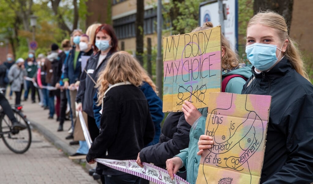 Kvindeorganisationer arrangerede lørdag demonstrationer i 40 byer i hele Tyskland imod, at abort stadig er strafbart i straffeloven. I Flensborg er det ekstra aktuelt på grund af sygehusfusionen mellem Diako og Franziskus og deraf følgende fravær af abortmuligheder Fotos: (Tim Riediger)
