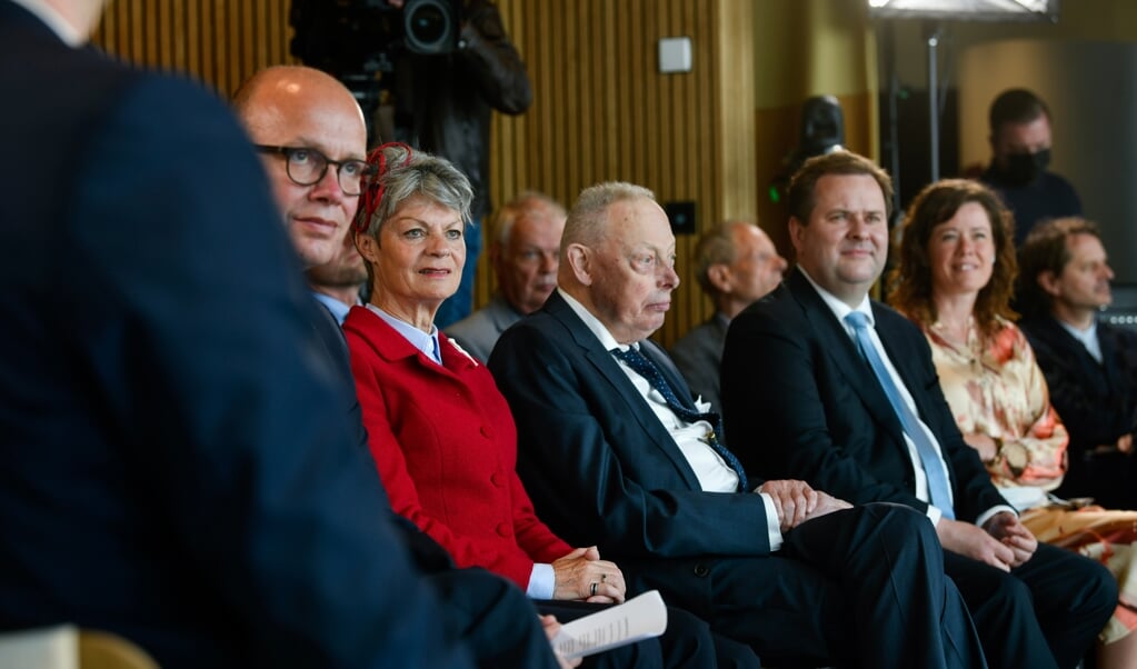 Greveparret Sussie og Ingolf samt fondsdirektør Mads Lebech fra A.P. Møller Fonden deltog, da Skamlingsbanken officielt genåbnede. (Palle Skov)