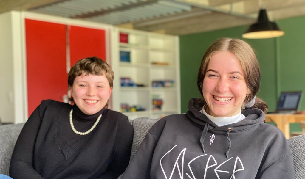 Pia Hagens og Karo Stoklasa mener, der er store fordele forbundet med at bo på kollegiet. De er begge 16 år. ( Nanna Sarauw)