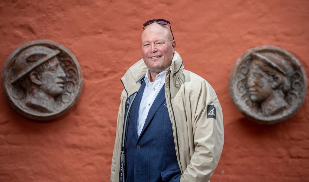 Walter Erich Habicht stiller op som kandidat til forbundsvalget for partiet Freie Wähler. Her er han fotograferet mellem reliefferne, der pynter Roter Hof. (Tim Riediger)