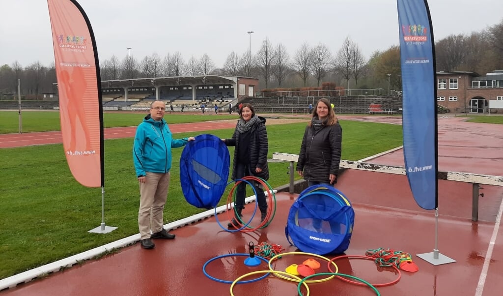 Engagement für den olympischen Nachwuchs von morgen: v.l. Frank Agerholm übergibt die Starterpakete an Viola Jöns und Maike Stibi. ( Hanno Reese)