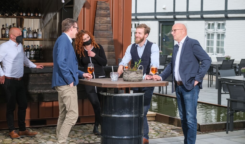 Gensynsglæde hos (fra venstre) forretningspartnerne Kenth Andersen, Mads Ring Damgaard og Ulrich Edeler fra den danske virksomhed Stelton. Mindst lige så glad er Hotel Hafen Flensburgs direktør Kirsten Herrmann og F & B-manager Lars Schipp helt til venstre over, at der siden mandag også kommer turister. (SVEN GEISSLER)