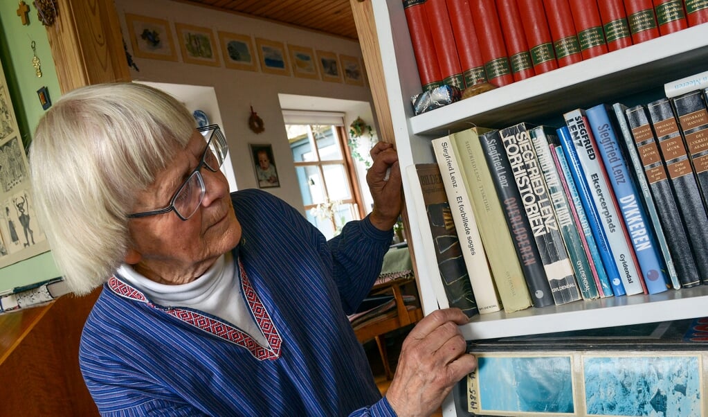 - Hovsa, der mangler nogle af Lenz' romaner. Jeg må have lånt dem ud og ikke fået dem tilbage igen, siger Birgit Christensen. ( )