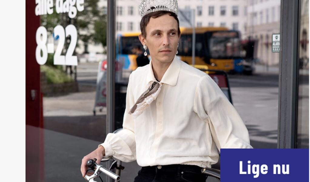 Tue Winther sætter hver uge fokus på både nyheder og historiske skandaler fra det danske kongehus. Jacob Heinel Jensen, royal korrespondent på BT, kommer forbi studiet og gisner med Tue Winther om, hvad vi trods alt kan forvente os af den store dag, som fejres privat og i en coronatid. Konfirmationen handler jo om tro, og i 1700-tallet var det den stærkt religiøse konge Christian 6., der gjorde konfirmationen obligatorisk. Sammen med lektor Juliane Engelhardt lærer vi, hvor ritualet og traditionen stammer fra. Og til en konfirmation hører jo en selskabssang - så sådan én har vi naturligvis skrevet til den royale konfirmand. ( Radio4)