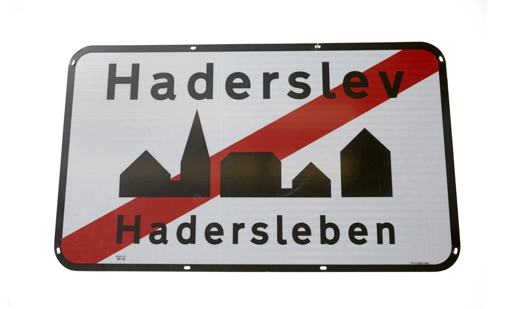 Det tosprogede byskilt blev sat op i Haderslev i 2015 men næsten ligeså hurtigt pillet ned igen. Fotos: (Museum Sønderjylland)