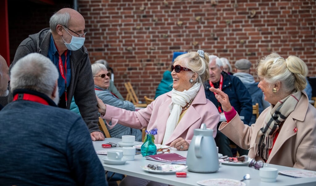 De 44 deltagere til årsmødet i Tønning var enige om, at møderne havde været enormt savnet. Her er det søstrene Sigrid Wowra (til venstre) og Gönna Sprenger, der taler med Horst-Werner Knüppel. ( Martin Ziemer)