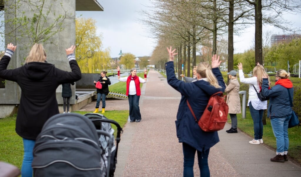 International jordemoderdag blev i Slesvig markeret med fælles udendørsgymnastik på Königswiesen. (Kira Kutscher)