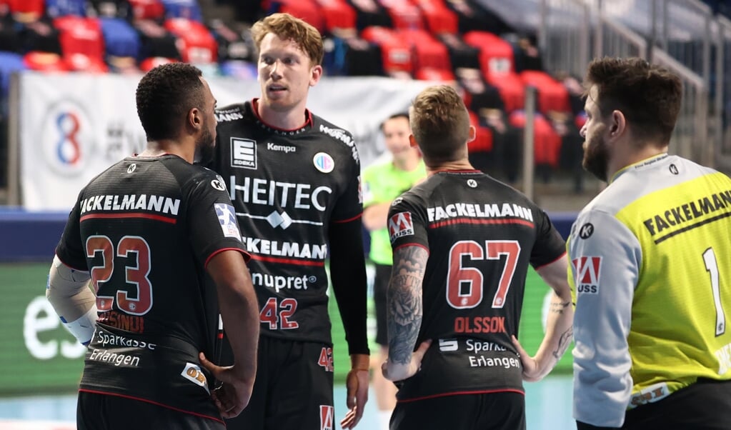 Simon Jeppsson (2. v.li.) läuft erstmals nach seinem Wechsel nach Erlangen wieder in der Flens-Arena auf. Letzte Saison war er beim Gastspiel im hohen Norden verletzt. ( dpa)