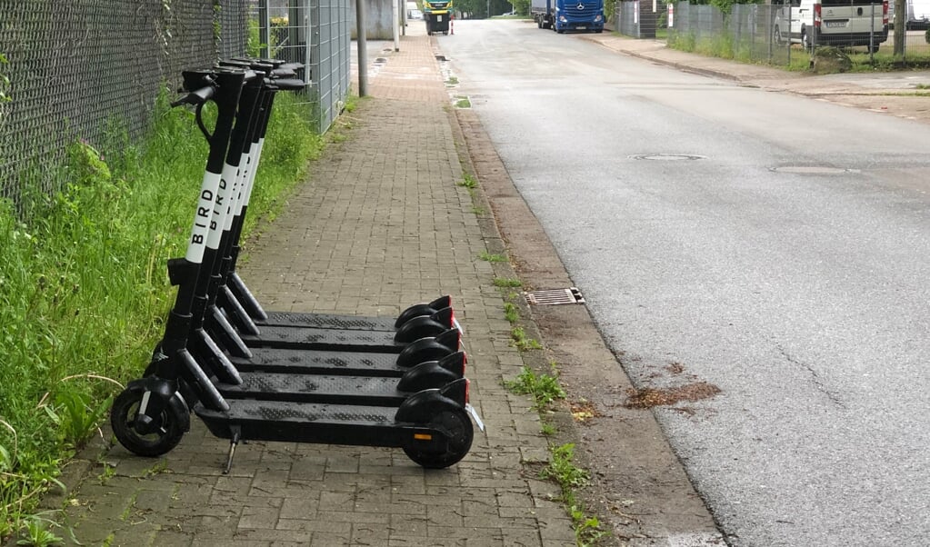 Når elløbehjul bliver parkeret på tværs af fortovene, bliver det svært for andre at komme forbi. (Daniel Dürkop)
