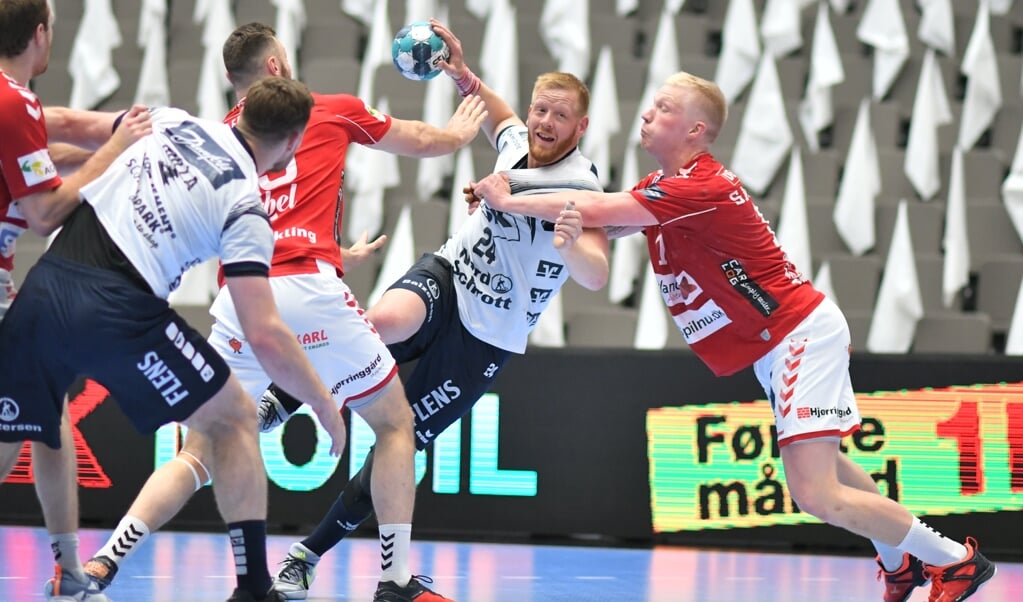 SG Flensburg-Handewitts offensiv omkring spilstyrer Jim Gottfridsson (med bold) havde svært ved at knække Aalborg Håndbolds forsvar. ( Tim Riediger)