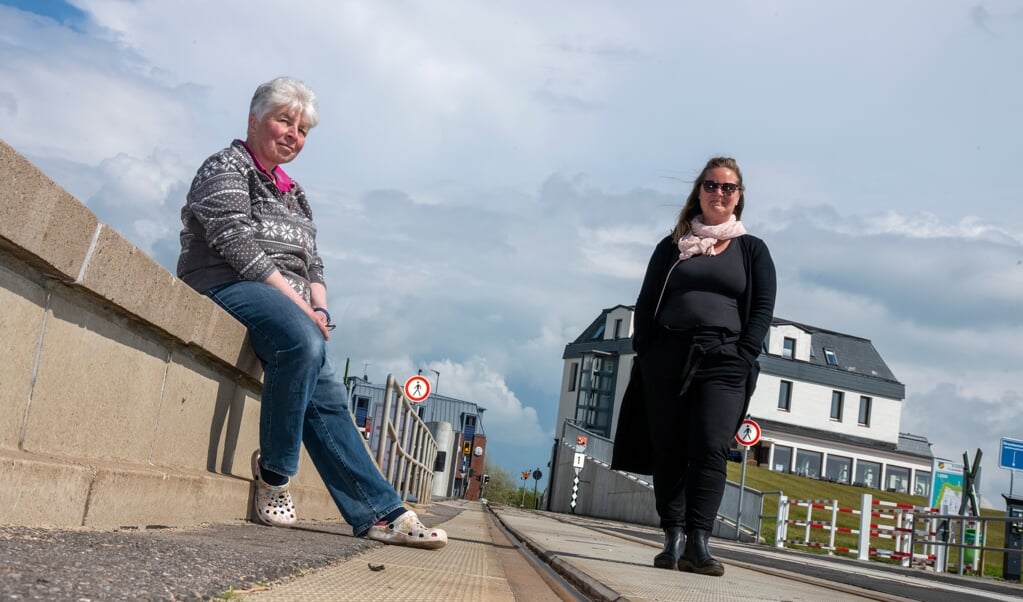 Gesche Iben-Hebbel og Nina Barz fra borgerinitativet "Freie Sicht nach Dagebüll" protesterer imod elektrificeringen af Dagebøl-Nibøl-linien. (Tim Riediger)