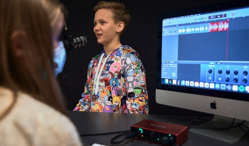 Der bliver planlagt, optaget, redigeret og nu udsendt på bl.a. Flensborg Avis og på Spotify. Jonas står bag mikrofonen på billedet her. ( privat)