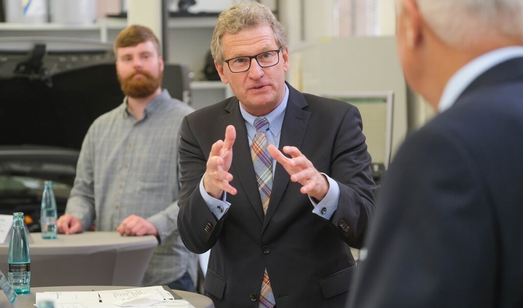 Wirtschaftsminister Bernd Buchholz informierte sich in Flensburg über die gemeinsame Ausbildung der Hochschulen von Berufsschullehrern mit Schwerpunkt E-Mobilität. ( Sven Geißler)