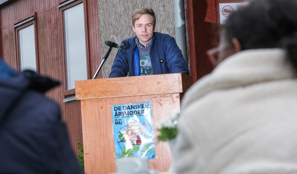 Rasmus Andresen på talerstolen på Mikkelberg Kunst- og cricketcenter ved årsmødet den 28. maj i år. (Sebastian Iwersen)