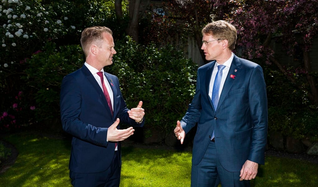 Den danske udenrigsminister Jeppe Kofod og Slesvig-Holstens ministerpræsident Daniel Günther fik genstartet de gode relationer, da de mødtes til sild og snaps på det danske generalkonsulat. (Lars Salomonsen.)