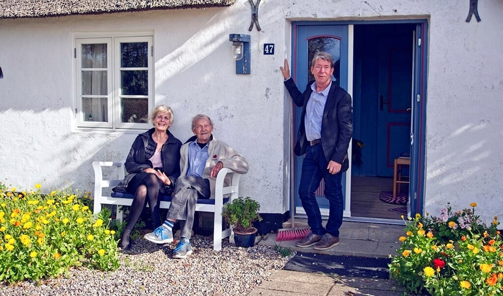Anne Knudsen og Steen Valgreen-Voigt på besøg hos Jens Rosendal (i midten) i hans hjem i Ballum i Sønderjylland. (Arkivfoto)