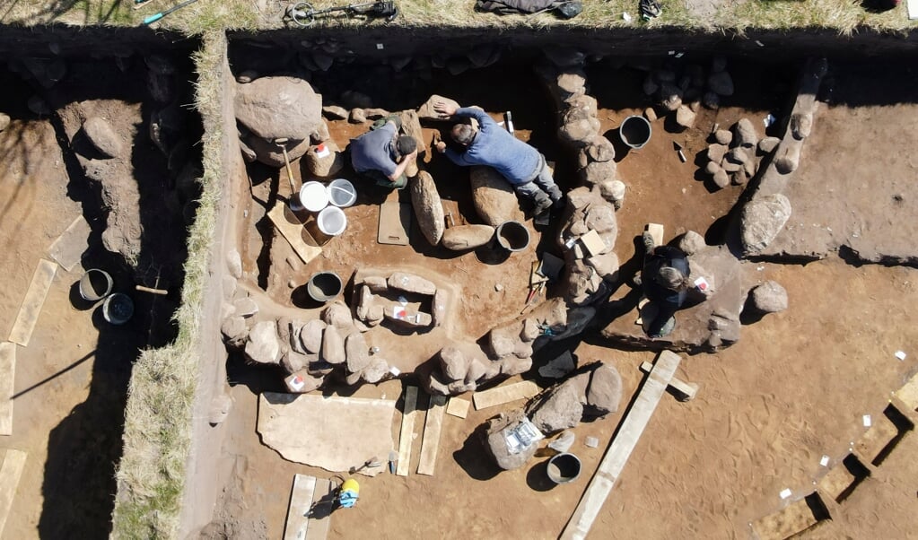 Mitarbeiter des Archäologischen Landesamts Schleswig-Holstein arbeiten auf einer Baustelle (Luftaufnahme mit Drohne). In Norddorf auf Amrum wird von einem Team des Archäologischen Landesamts Schleswig-Holstein im Vorfeld eines Bauvorhabens ein Grabhügel mit dem friesischen Eigennamen »Naiar-huuch« ausgegraben. Fotos: (Frank Molter/dpa)
