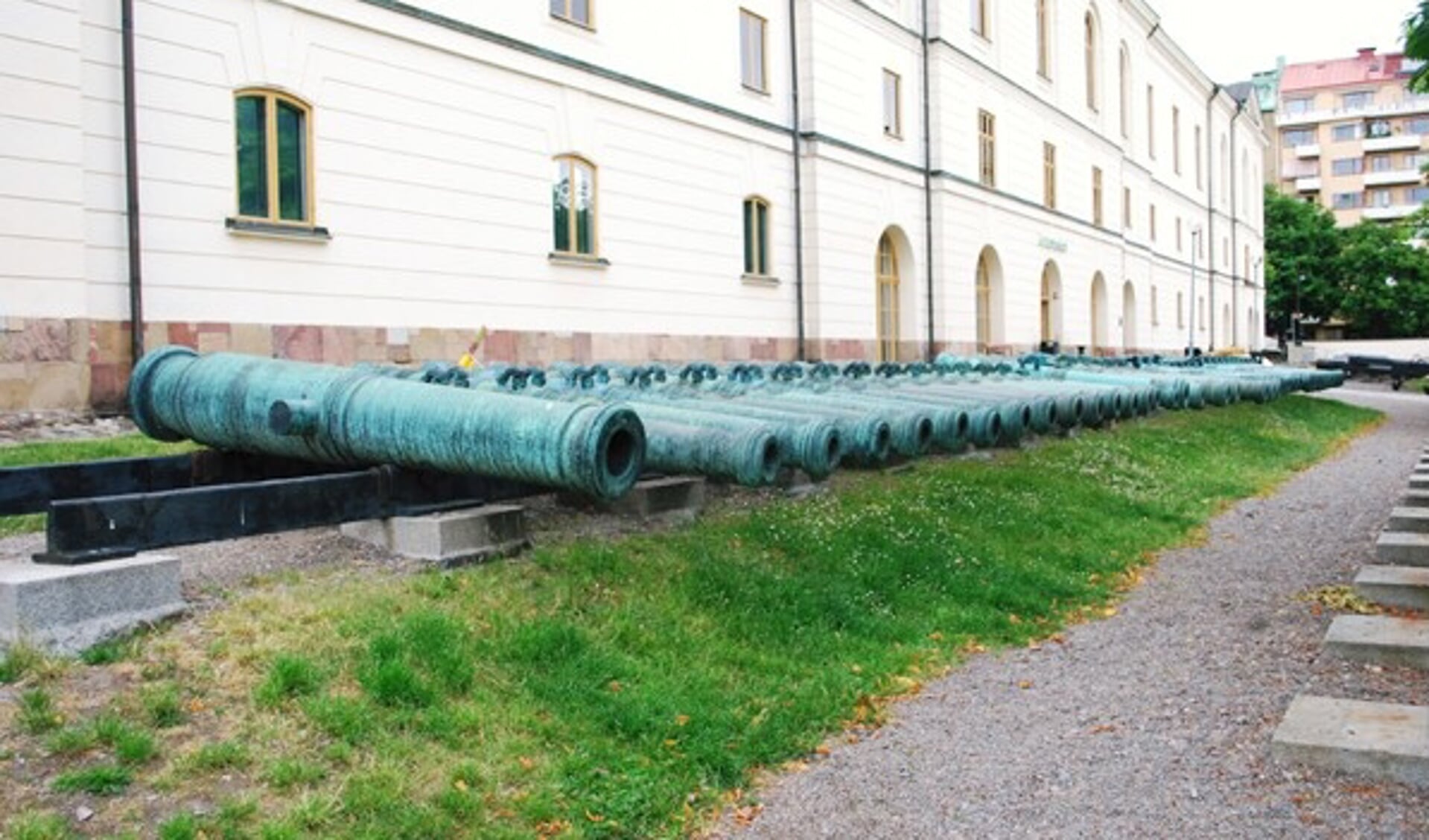 De danske kanoner, som svenskerne hjembragte som krigsbytte efter erobringen af Glückstadt, er i dag udstillet foran det svenske Livrustkammaren i Stockholm.