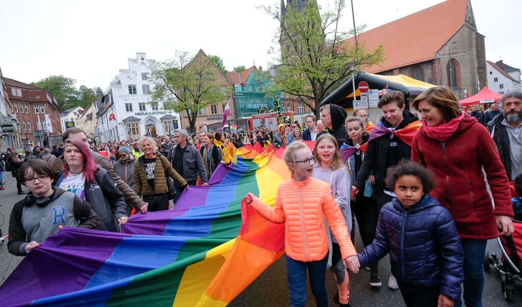 Arkivfoto. Rainbow-Days har været afholdt flere gang i Flensborg. Overborgmester Simone Lange (th. i rødt) deltog i 2019 i Rainbow Walk. ( Sven Geissler)