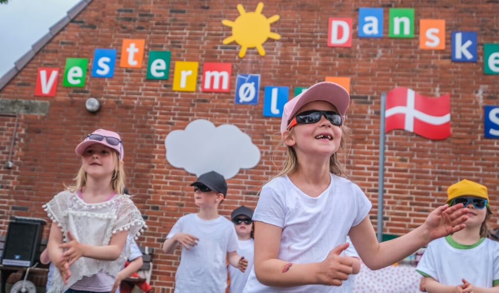 Forrest danser 6-årige Johanna fra 1. klasse til »I am too hot«. Børnene frøs i det halvkolde vejr, men med den sang og en masse bevægelse gik det igen. (Sebastian Iwersen)