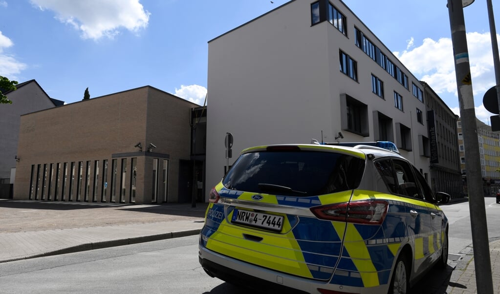 Efter onsdagens antisemitiske demonstration er synagogen i Gelsenkirchen bevogtet. ( Roberto Pfeil/dpa)