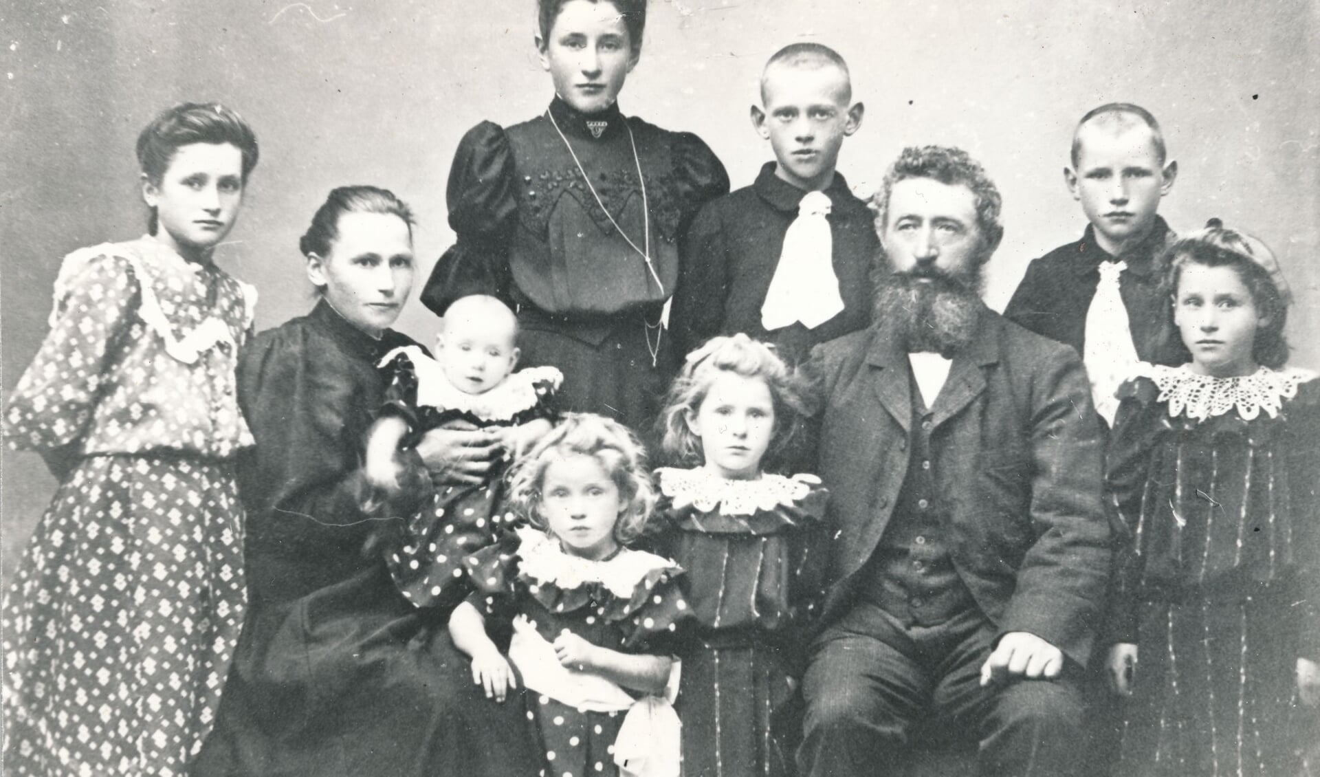 August Friedrich Bruhn fik i alt ni børn med sin anden kone Ane Kristine. Her er familien fotograferet før det sidste barn blev født i 1908. 
