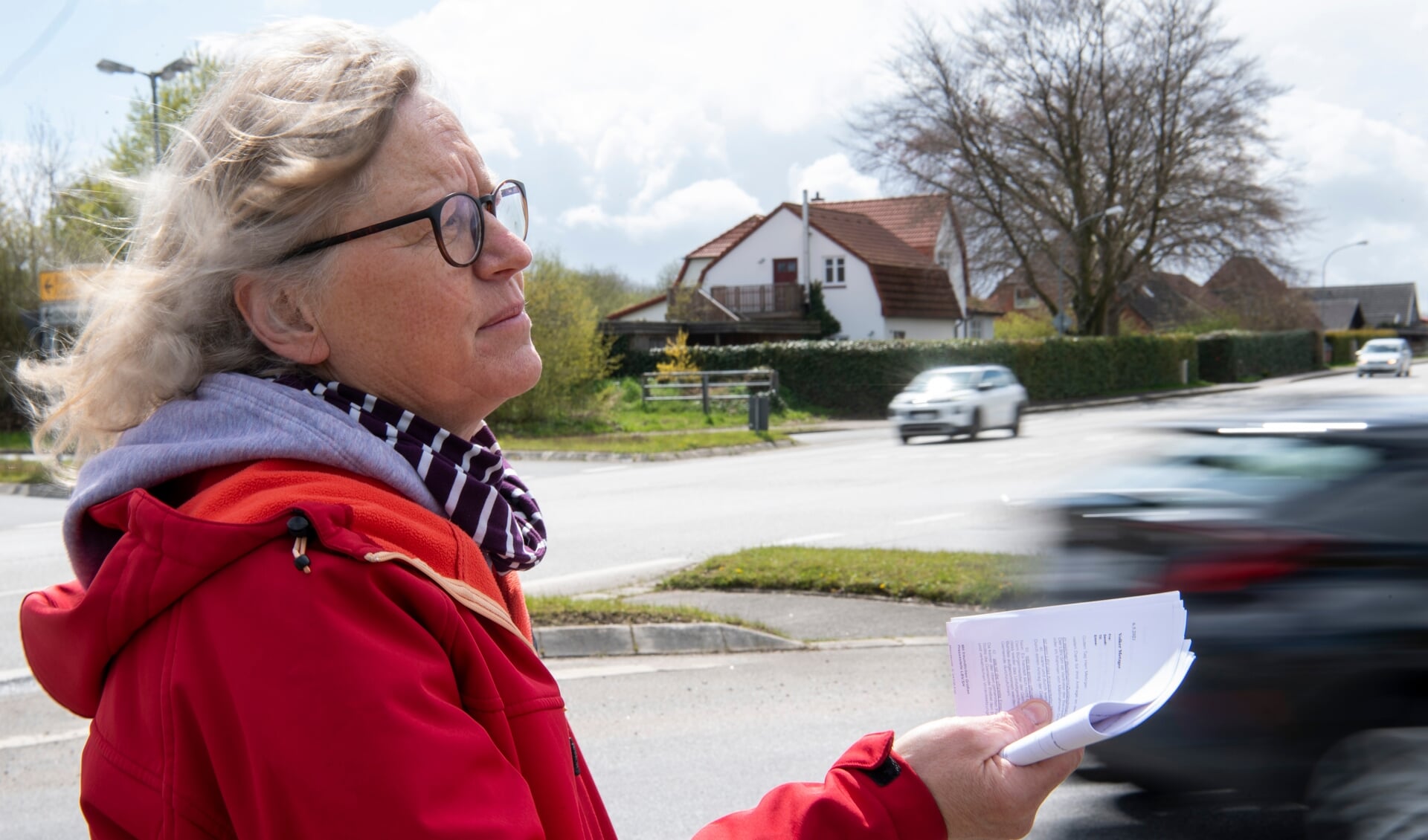Schon seit dem Jahr 2000 setzt sich Karen Andresen für einen Kreisverkehr an der großen Kreuzung in Brebel ein. Die SSW-Politikerin wohnt nur wenige Schritte vom Verkehrsknotenpunkt entfernt. Fotos: