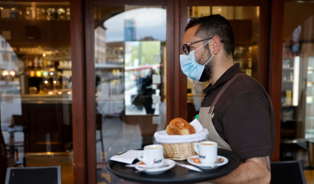 Fra den 26. juli kræver det ikke længere en negativ coronatest at spise indendørs på en restaurant eller café. Genrefoto: (Jean-Francois Badias/AP/dpa)