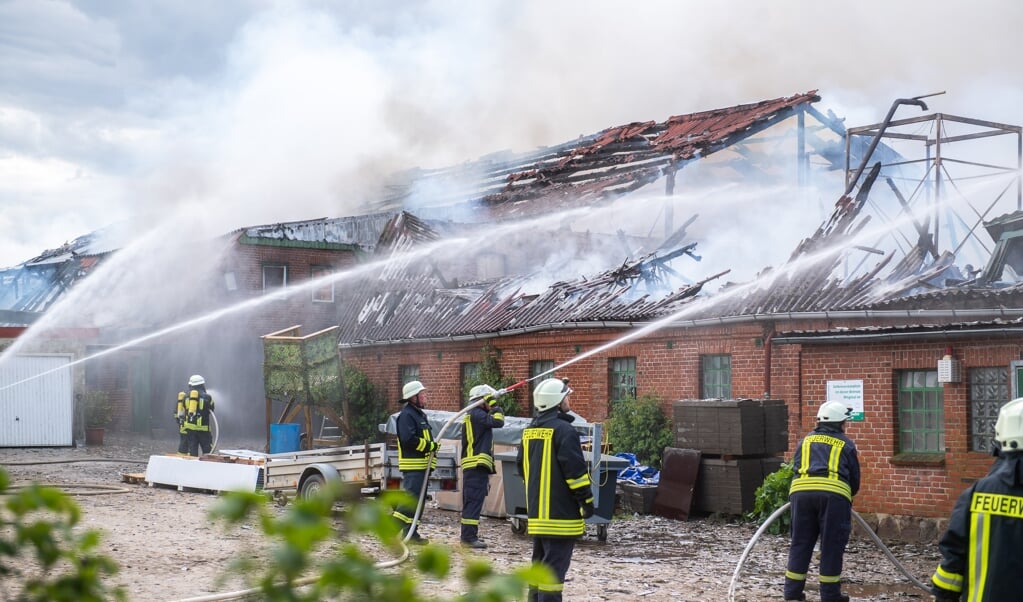 Die Löscharbeiten werden nach Angaben der Feuerwehr noch bis in die Nacht hinein andauern. ( Benjamin Nolte)