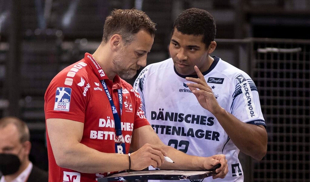 Maik Machulla (l. ) lobt Mads Mensah Larsen in den höchsten Tönen. Der Däne hat sich bei der SG extrem gut entwickelt und ist Sonntag wohl erste Wahl als Spielmacher. ( Lars Salomonsen)