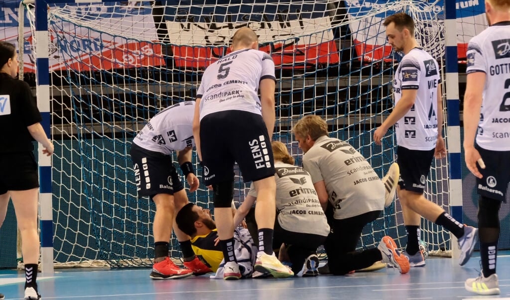 Benjamin Buric (am Boden) verletzte sich gegen Aalborg.  ( Sebastian Iwersen)