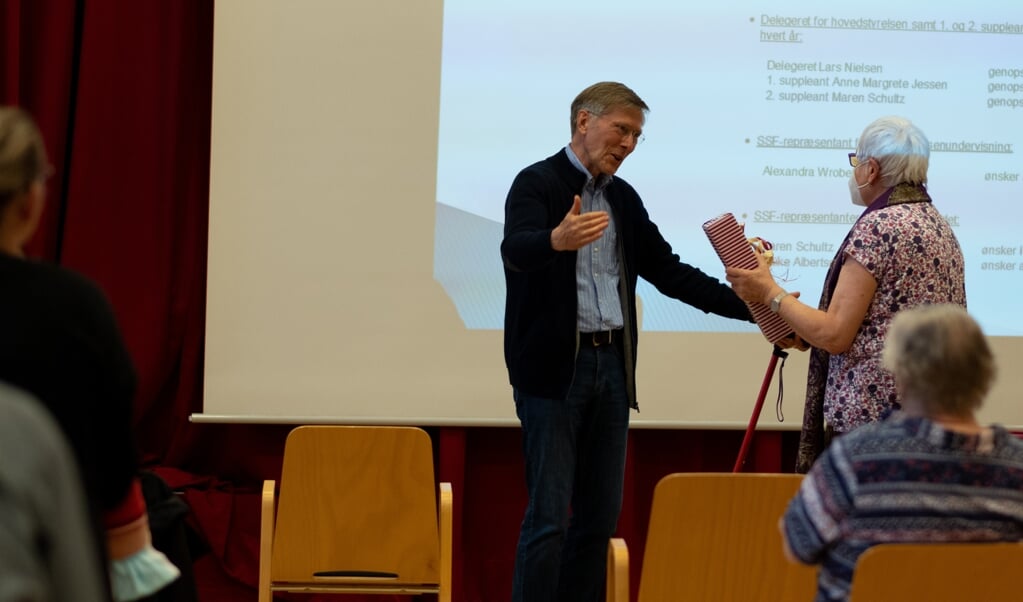 Byformand Viggo Jacobsen takkede varmt Maren Schultz for hendes indsats som SSFs repræsentant i Dansk Sundhedstjenestes Sundhedsrådet. (Rasmus Meyer)