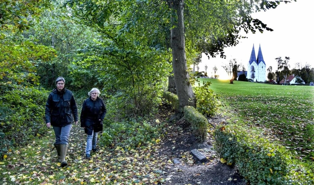 Træerne er for længst vokset Marianne Tychsen og Anna Magdalena Petersen fra Broager Menighedsråd over hovedet. Arkivfoto: ( Claus Thorsted, JydskeVestkysten)