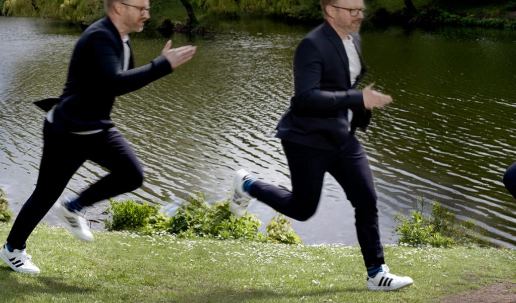 Du kender det godt. Alt for ofte går det alt for stærkt. Og det har det alt for længe gjort for vært Henrik Tingleff. Nu vil han gøre noget ved det. Han har sat sig for at blive ”Det langsomme menneske”. Henrik er ikke bare dykket ned i de videnskabelige data om langsommelighed, han har også ladet sig selv teste grundigt, og får i denne udsendelse tankevækkende tilbagemeldinger fra psykolog Louise Brückner og hjerneforsker Jon Sigurd Wegner. ( Radio4)