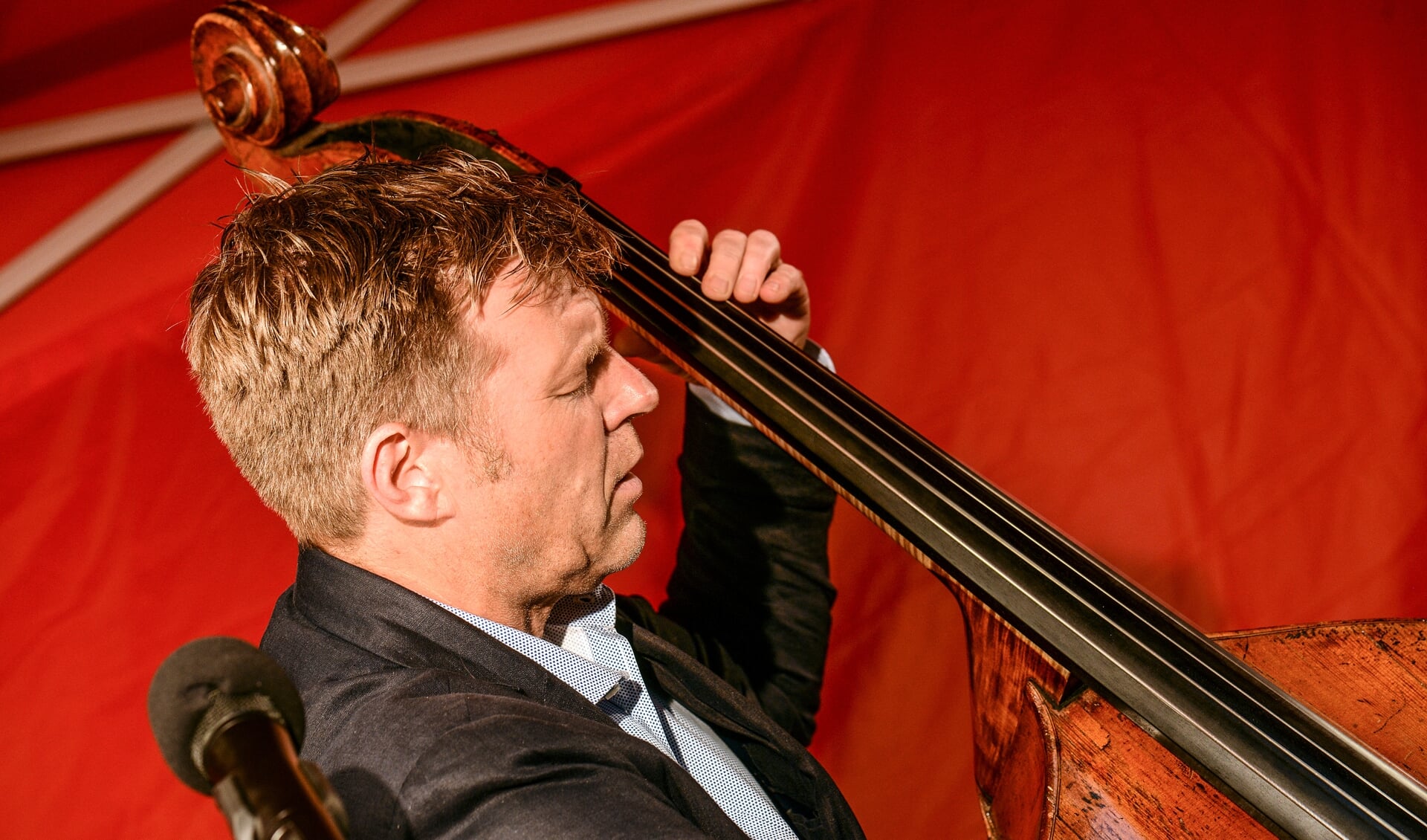 Bassisten Martin Wind spillede mest jazz-standarder, men her gør han sig i Johann Sebastian Bach. Fotos: