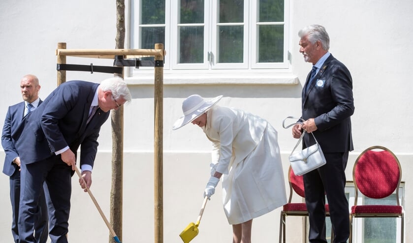 Majestæten plantede sammen med forbundspræsident Steinmeier to træer - en bøg for det danske og en eg for det tyske, der skal symbolisere den fredelige dansk-tyske sameksistens.