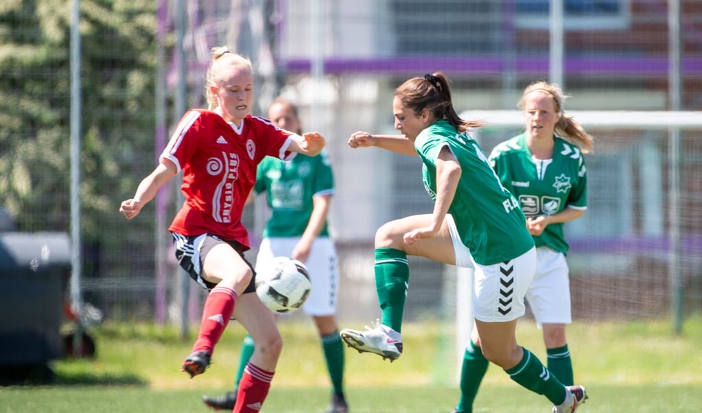 Amani Abdul Hamin (til højre) og Stjernens fodboldkvinder stormer mod pokaltriumfen. (Kira Kutscher)