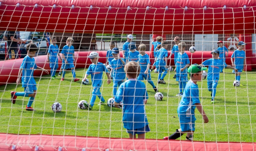 Den oppustelige fodboldbane gav fodboldskolens deltager en stor oplevelse i det dejligste sommervejr.  ( Tim Riediger)