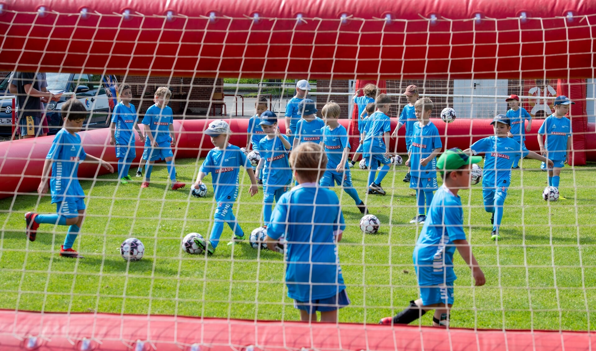Den oppustelige fodboldbane gav fodboldskolens deltager en stor oplevelse i det dejligste sommervejr.