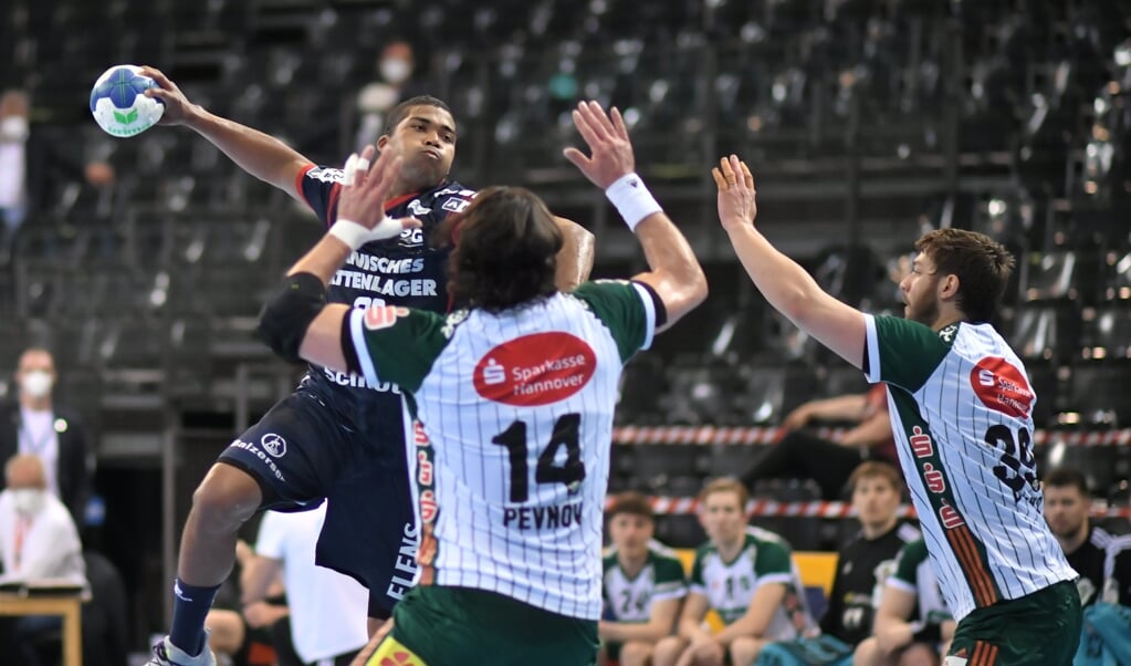 Mads Mensah Larsen (mit Ball) war zu Beginn der Partie, einer der wenigen SG-Spieler, der Zielwasser getrunken hatte. ( Tim Riediger)
