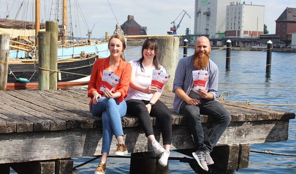 Rotaract Club Flensborg er en af samarbejdsorganisationerne i kampagnen, der henover sommeren håber at nå mange nye bloddonorer. Fra venstre mod højre ses Marleen Laville, Ewa Halse og Jens Harzmann, alle medlemmer af Rotaract Club Flensborg. (Rotaract Club Flensburg)