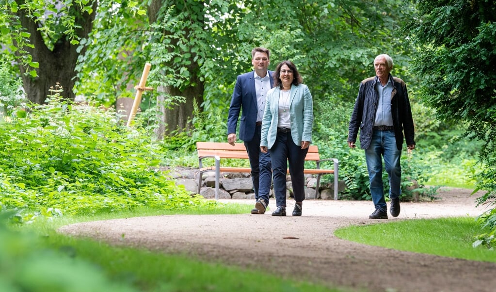 Claus Rödding (venstre), Claudia Takla-Zehrfeld (midten) og Hartmut Strauß (højre) var alle med til at vise nye tilføjelser til parken frem onsdag. Bænken i baggrunden er en af mange dele i renoveringsprojektet. (Kira Kutscher)