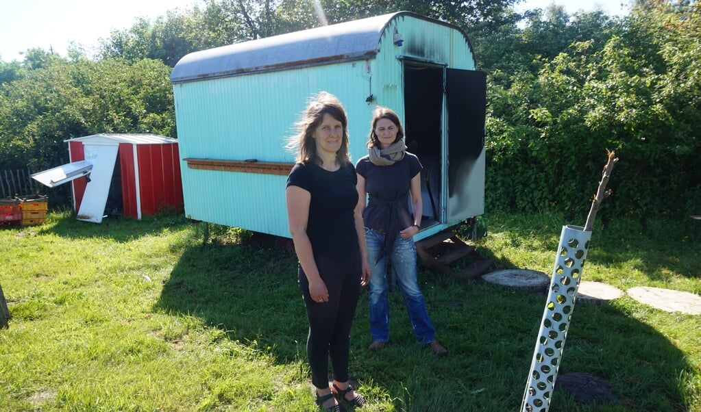 Pia Spohr und Mareike Knuth-Krins (l.) können es nicht fassen: Im »Klassenzimmer im Freien« haben Vandalen gewütet - u.a. wurde der Bauwagen zerstört, der Geräteschuppen aufgebrochen und der Apfelbaum entkront. (BBZ Schleswig)