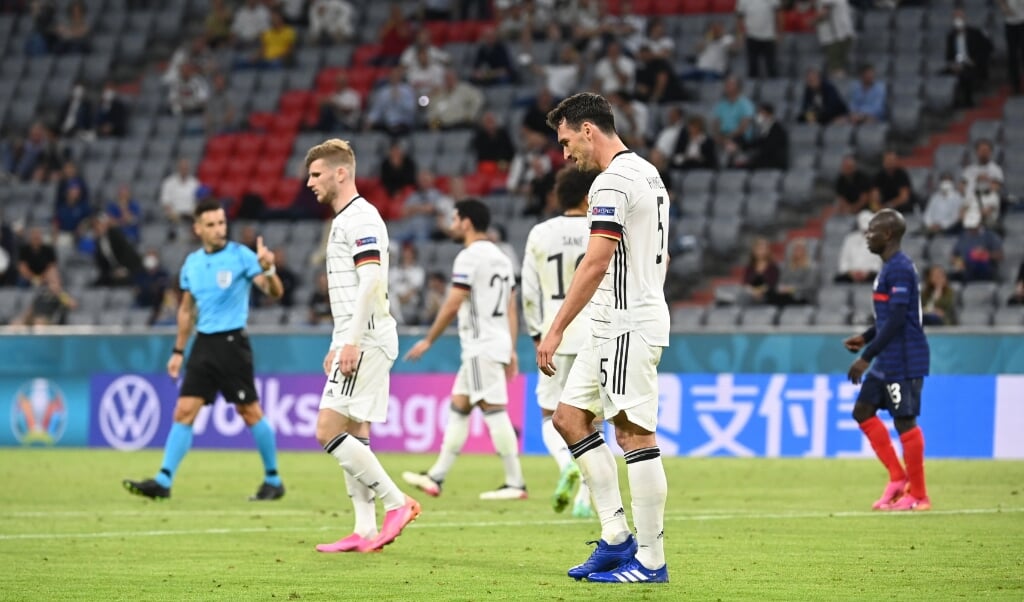 Mats Hummels steht enttäuscht auf dem Platz. Über weite Phasen waren die Teams auf Augenhöhe.. (Federico Gambarini/dpa.)