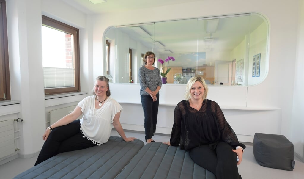 Die Leiterinnen des neuen Sozialzentrums Mareike Desler (li.) und Julia Bodenhausen, und Petra Janmieling (Mitte), verantwortlich für den Umzug des Zentrums, im Empfangsbereich im sechsten Stock. ( Tim Riediger)