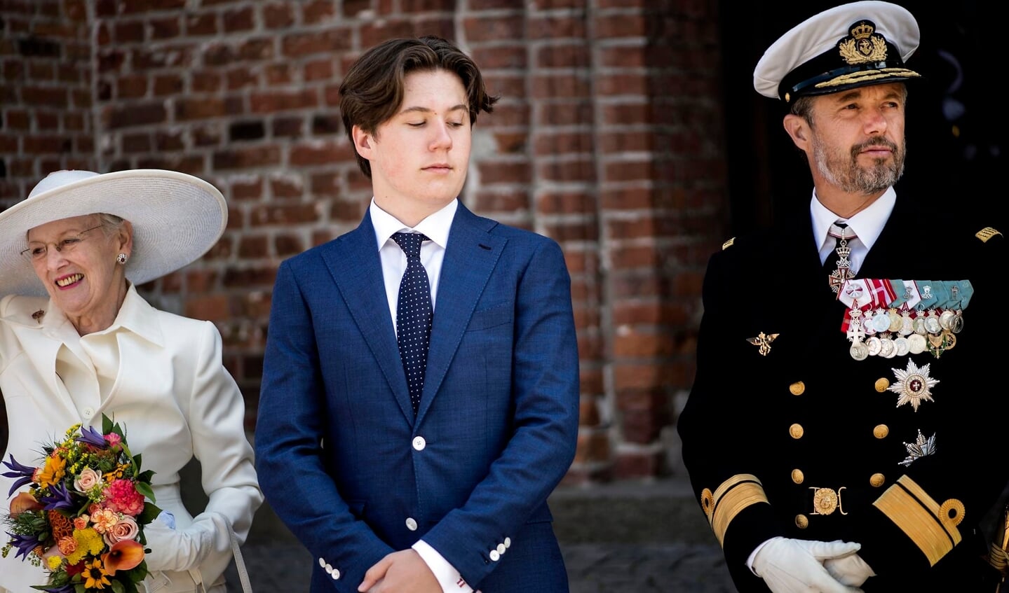 Tre generationer af kongefamilien ventede på statsminister Mette Frederiksen ved Haderslev Domkirke.