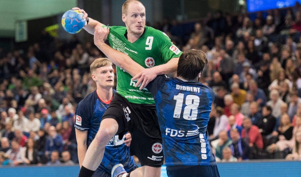 Endlich wieder Handball und dann gleich mit zwei Stadtderbys. Für Timo Brüne (am Ball) geht es gegen die Zweite der SG um den Aufstieg in die 3. Liga. ( Tim Riediger )