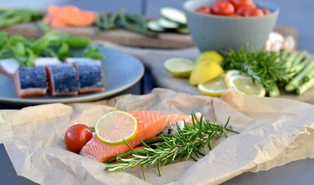 Fiskepakker på grillen. Du vil elske det. Få opskriften her og se i videoen, hvordan du gør. ( Camilla Pi Kirkegaard)