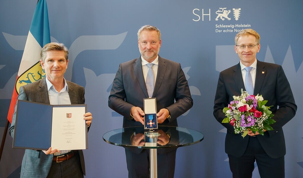 Diako-Chefarzt Tillmann Loch (Mitte) bekam von Ministerpräsident Daniel Günther (re.) und Gesundheitsminister Daniel Garg den Landesorden verliehen. ( Frank Peter)
