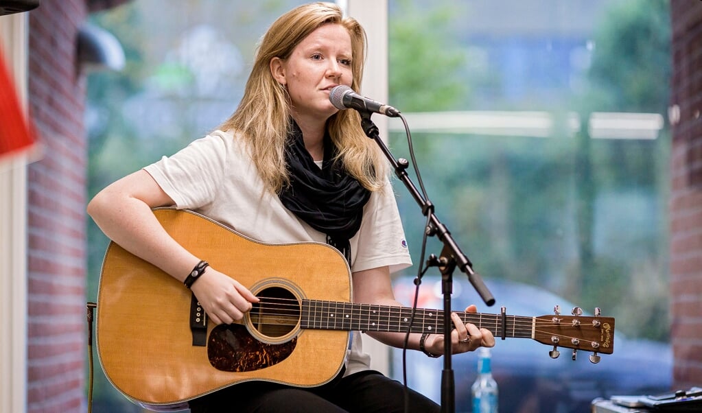 Den sønderjyske sanger Rikke Thomsen gav en stuekoncert på Flensborg Avis den 11. september 2019 i anledning af avisen 150-års jubilæum. (Lars Salomonsen)